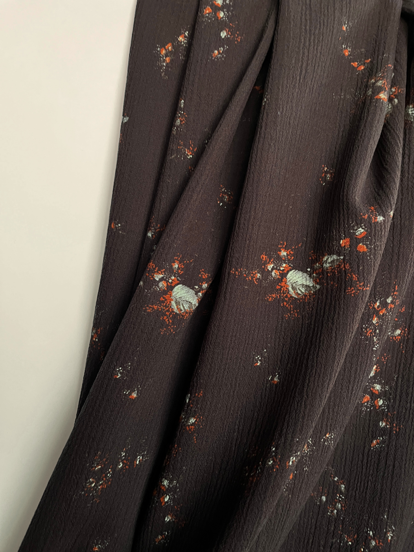 Itališkas 100% plonos vilnos gėlių rašto audinys